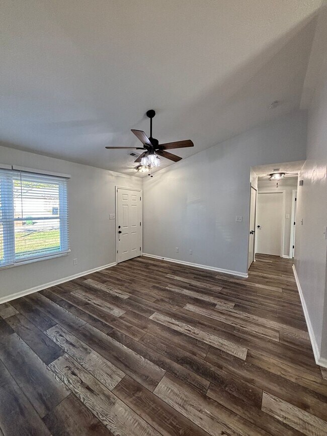 Foto del edificio - 3 Bedroom Home with Modern Updates & Small...