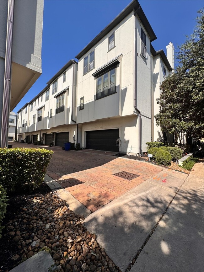 Building Photo - 650 Nagle St