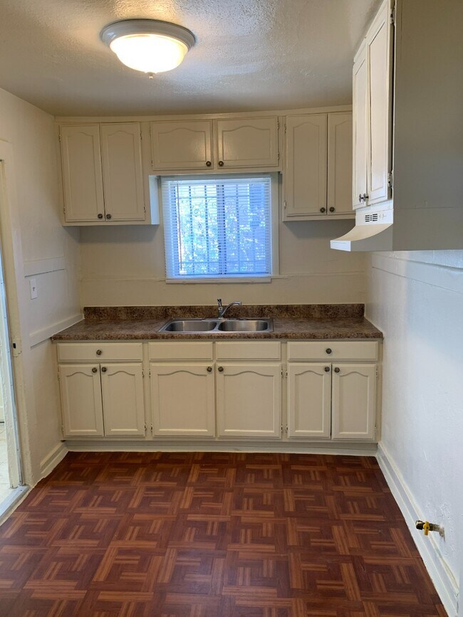 Building Photo - MODERN 2BED/2BATH APARTMENT WITH WASHER/DR...