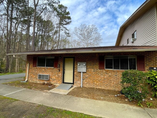 Building Photo - One bedroom End-Unit in quiet Camelot Vill...