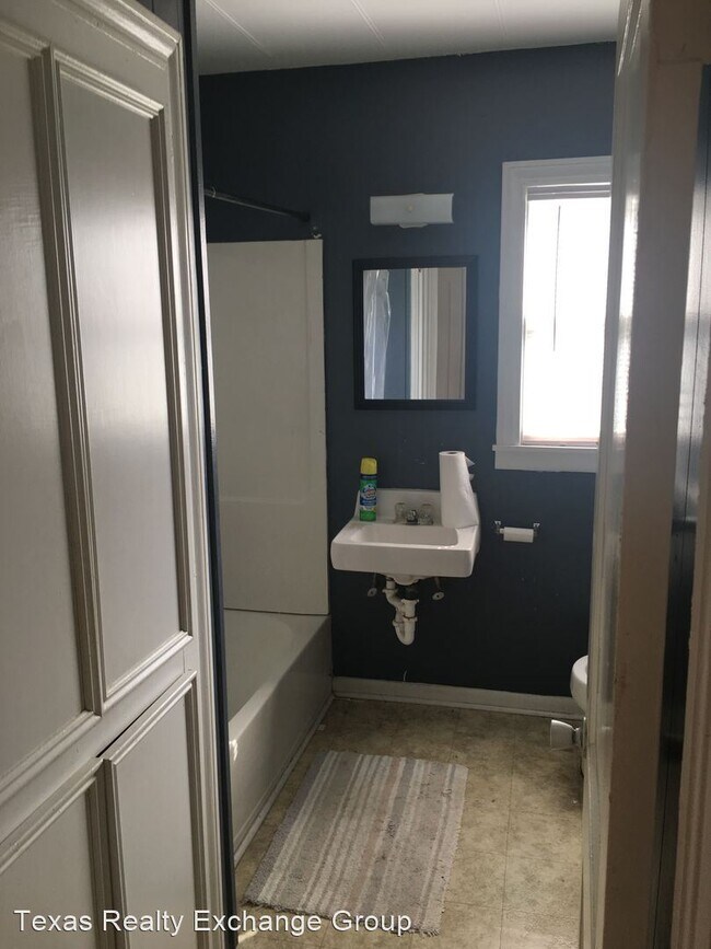 Foto del edificio - 1 br, 1 bath House - 400 Breezeway Dr. Apt 1