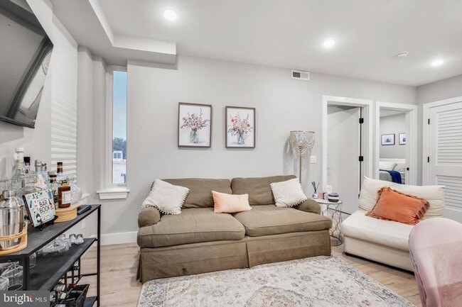 Building Photo - 1144 Frankford Ave