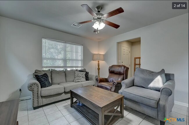 Foto del edificio - Beautiful and Convenient! 3 bed 2 1/2 bath...