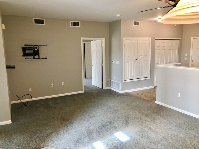 Building Photo - Bright Condo for Rent!