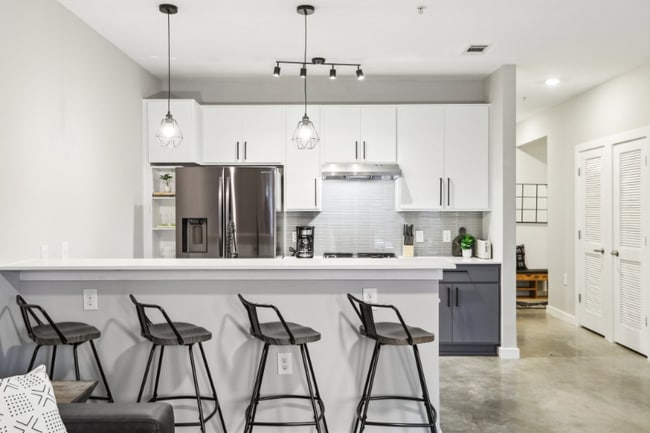 Building Photo - 2505 Thornton Rd