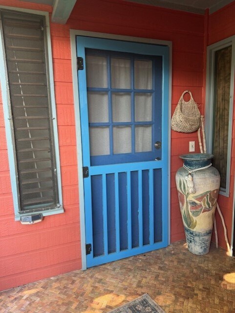 Private Entry - 47-227 Kamakoi Rd