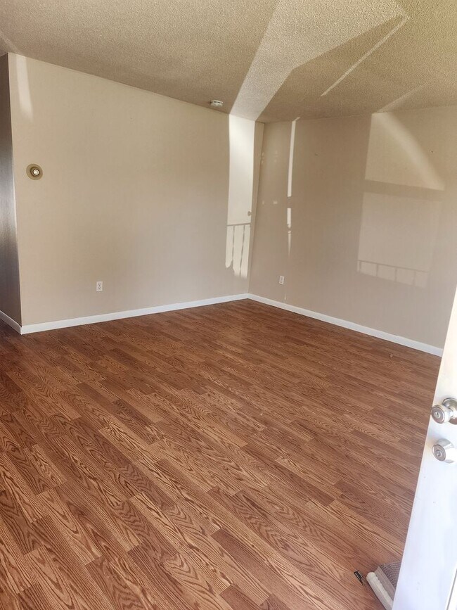 Building Photo - 1/2 Off First Month's rent at lease signin...