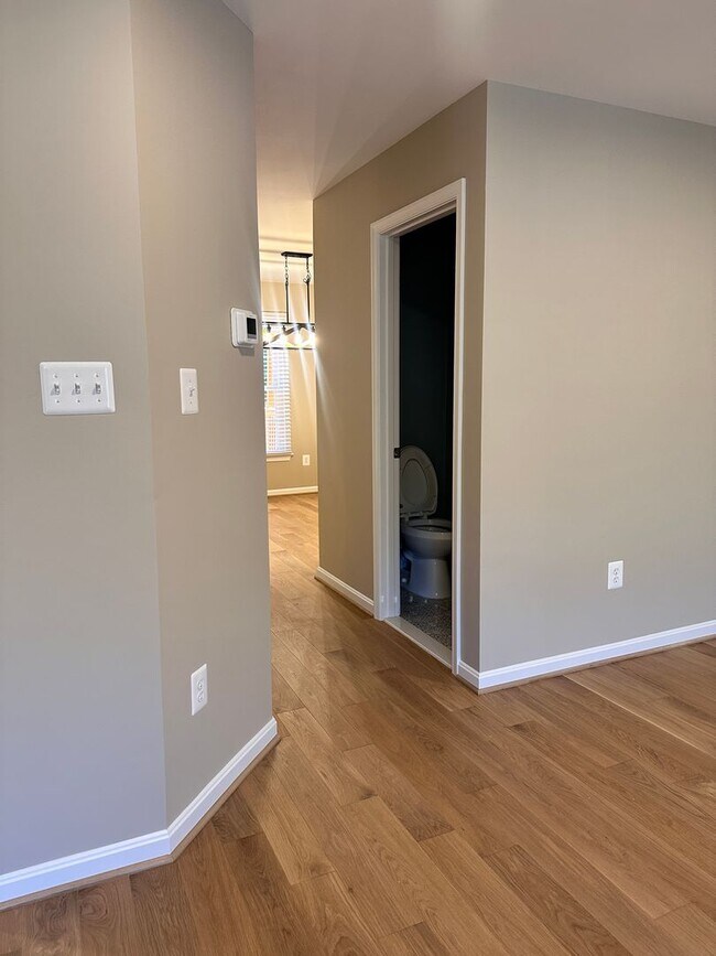 Foto del edificio - Renovated Kingstowne Townhouse | 3 Beds, 2...