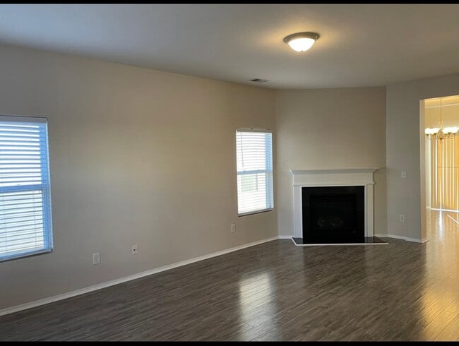 Building Photo - 933 Willow Creek Dr