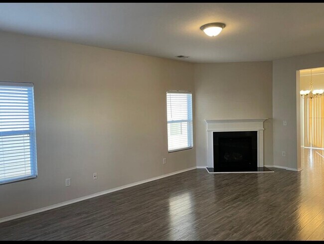 Foto del edificio - 933 Willow Creek Dr