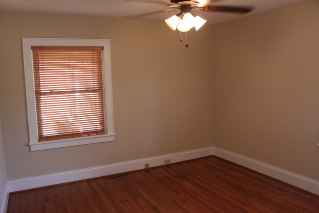 Building Photo - 733 Ideal Dr SE