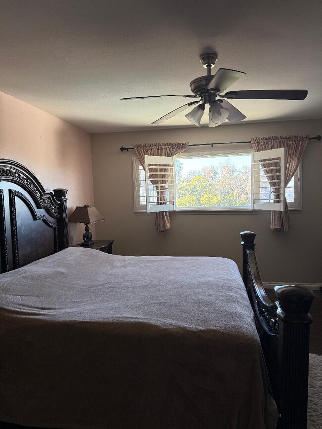 Ventana del dormitorio principal - 7010 Dennison St