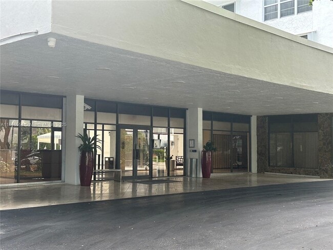 Building Photo - 10000 W Bay Harbor Dr