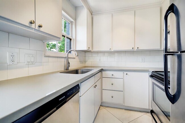 Building Photo - 1706 Vassar St