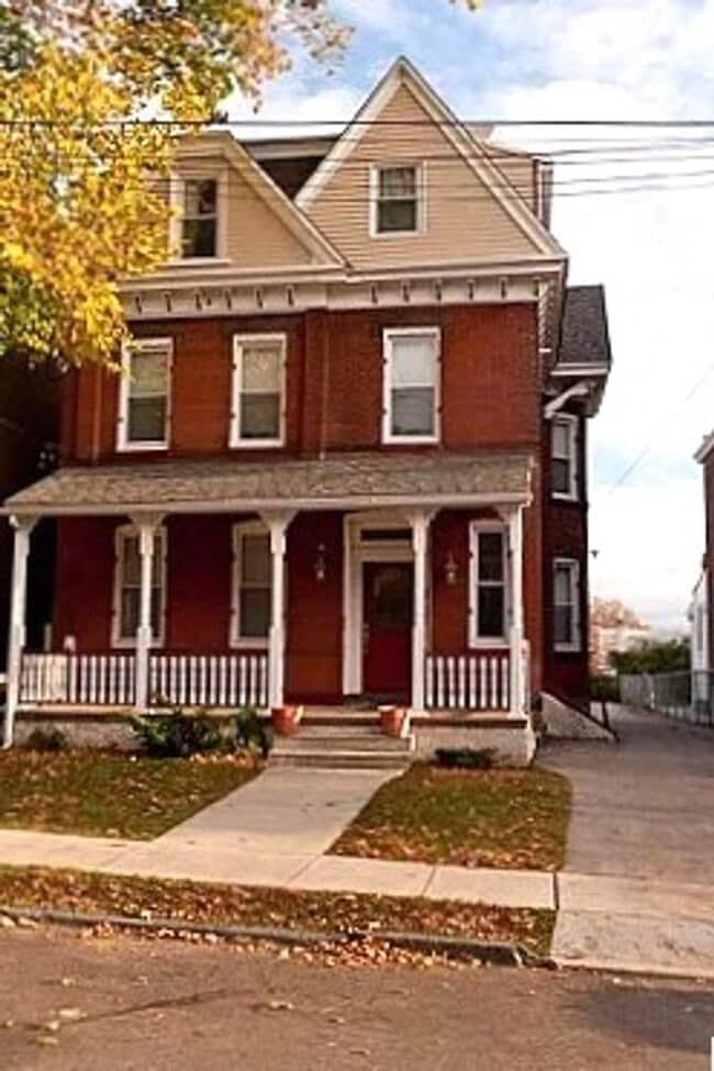 Building Photo - 204 Sumac St