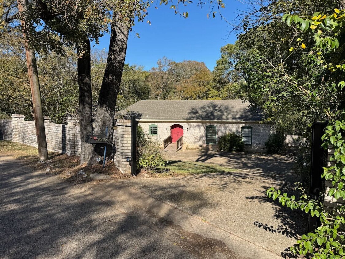 Foto principal - 2727 Lindsey Hollow Rd