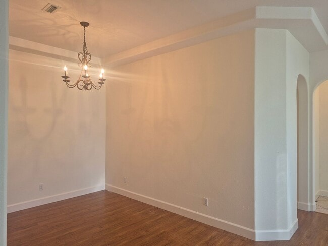 Building Photo - Beautiful 5 Bedroom 3 bath North Natomas Home Available Now!