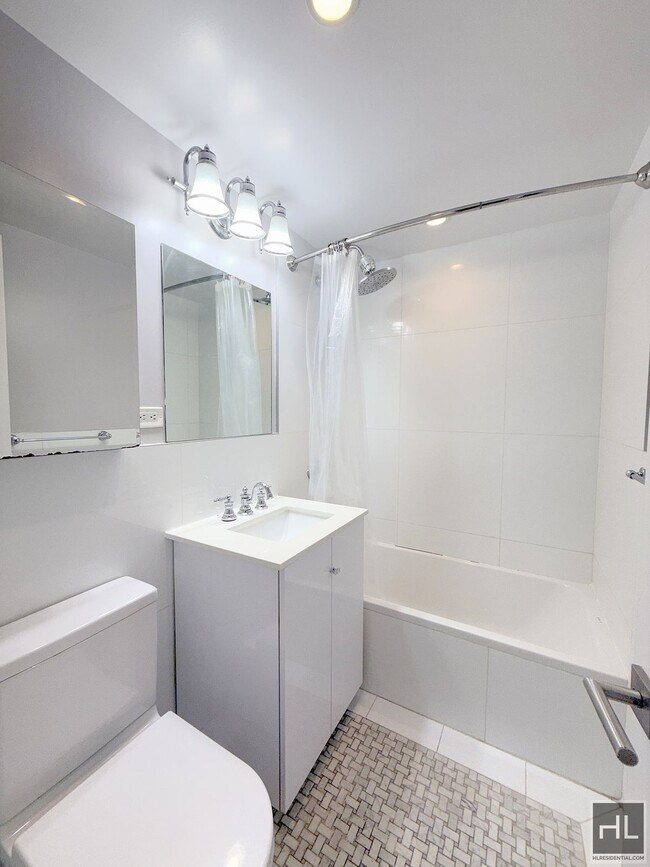 Foto del edificio - 3 bedroom 1 bathroom WEST 93 STREET