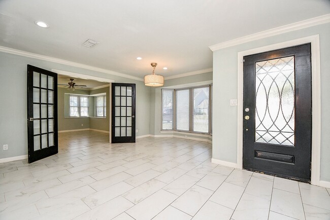 Building Photo - 15711 Pine Mountain Dr