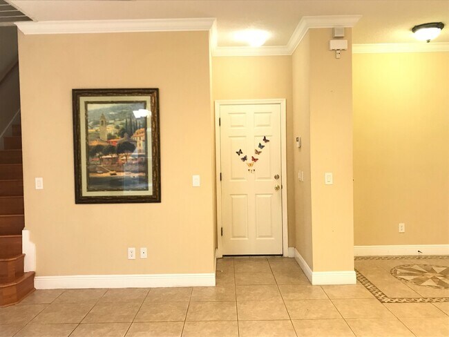 Foto del edificio - AMAZING HOME WITH LAKEFRONT VIEW!