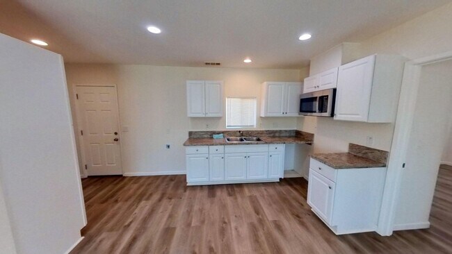 Foto del edificio - Cozy 2 bedroom 1 bathroom Unit in Riverside!