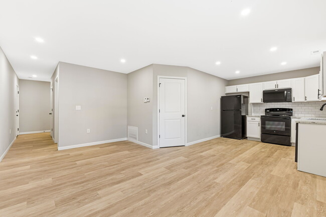 Building Photo - 812 Glendower Ave