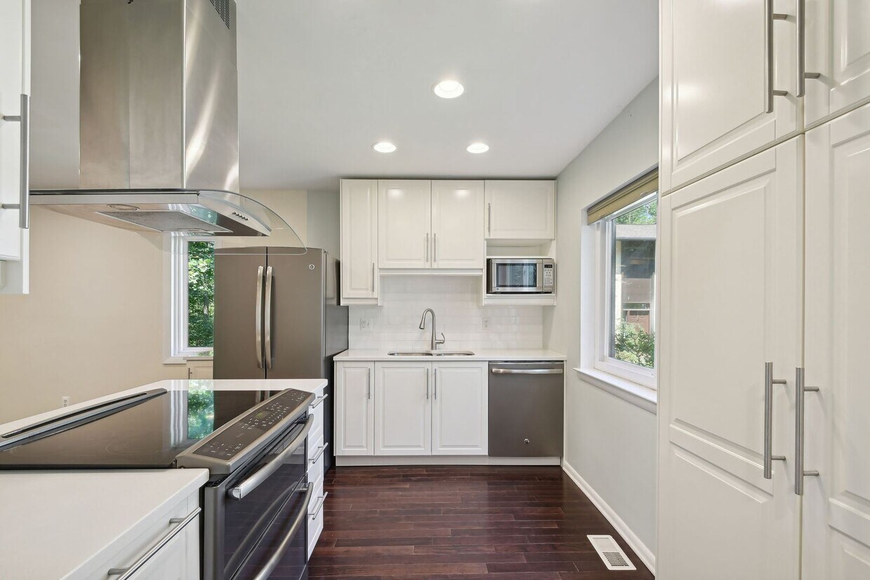 Primary Photo - Reston-Renovated 3 BR / 2 BA / 2 1/2 BA En...