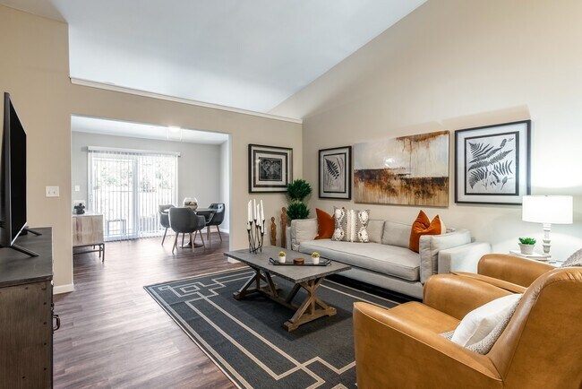 Hermosos Planos de planta abiertos con espacio para entretenimiento* - Redwood Fort Wayne Maplecrest Road