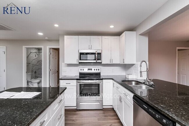 Building Photo - Available Now! 4 Beds & 2 Baths!