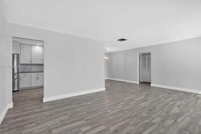 Foto del edificio - 7613 NW 67th Ave