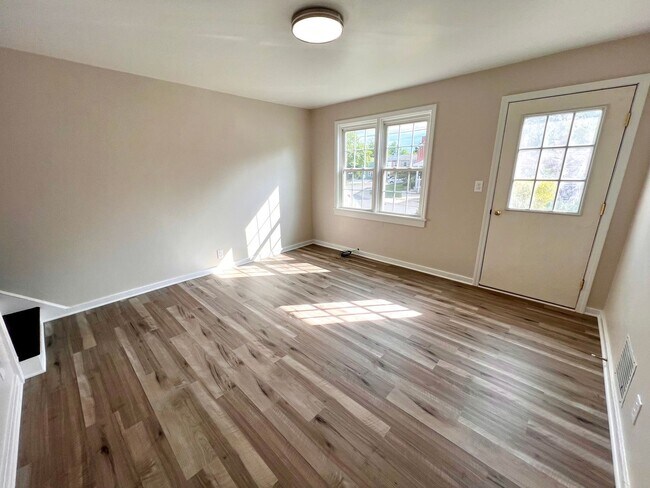Foto del edificio - JUST Renovated! - 3 Bedroom 1 Bathroom - C...