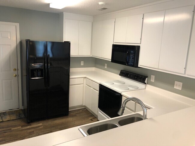 Building Photo - 3 bedroom home in Madison! Fenced in yard!