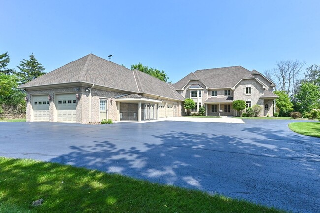 Foto del edificio - Expansive and Stately Home on Lake Michigan