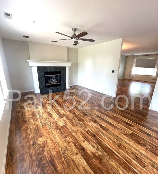 Foto del edificio - Spacious 4 Bedroom Home in DuPont