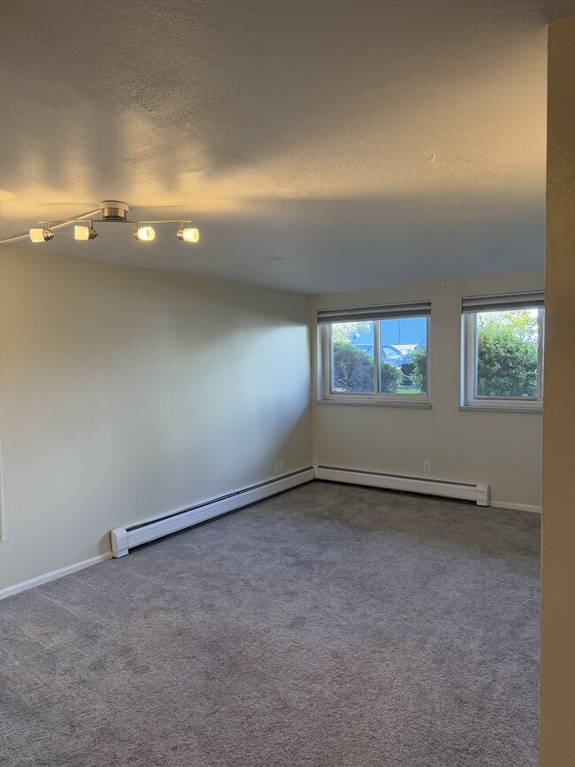 Building Photo - 1150 Golden Cir