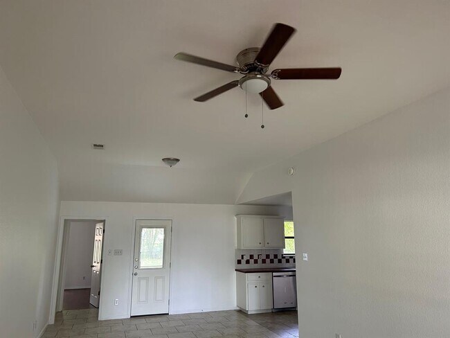 Building Photo - 1114 W 3rd St