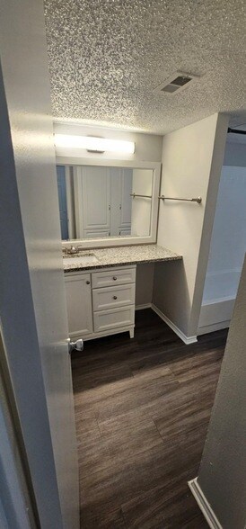 Foto del edificio - 3737 Timberglen Rd