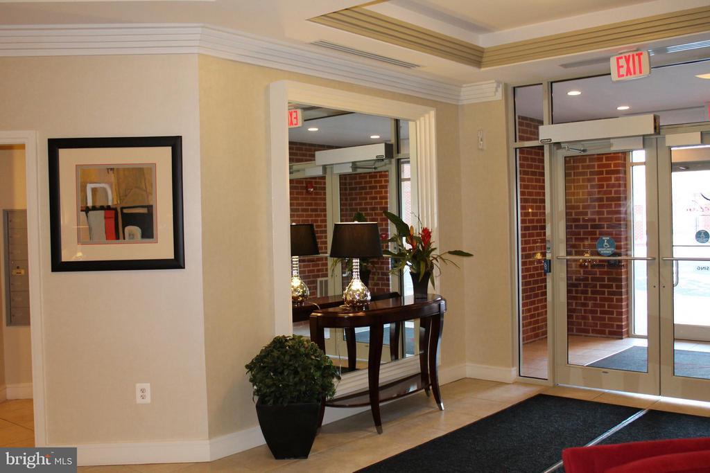 Foto principal - 4490 Market Commons Dr