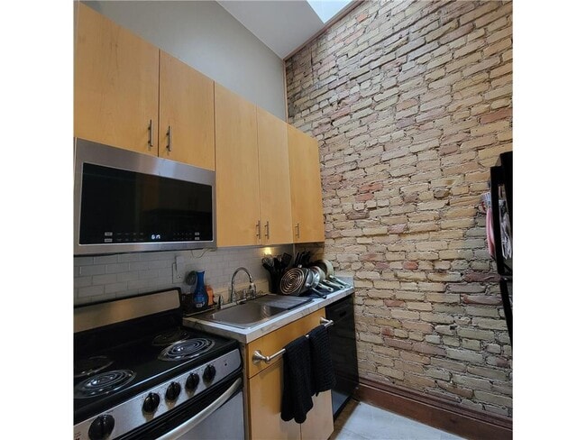 Building Photo - 326 E 18th St
