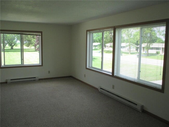 Building Photo - 512 Maple Ln