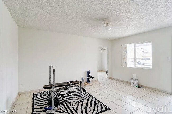 Building Photo - 915 E Mesquite Ave