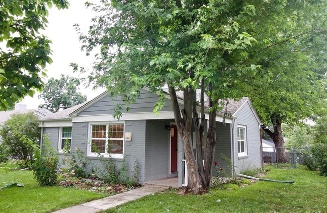 Photo - Sunny Sunnyside Bungalow with Finished Basement & Private Backyard Retreat House