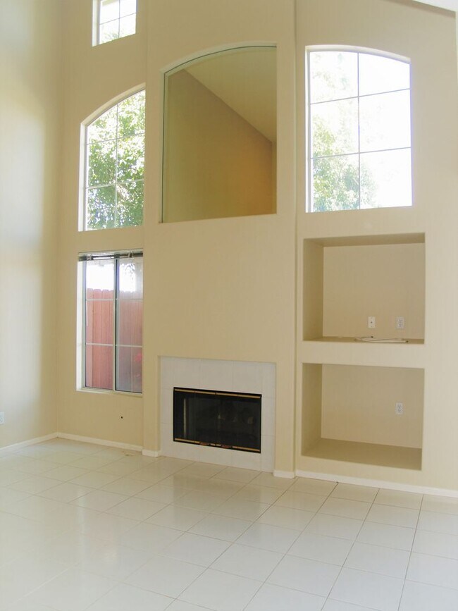Building Photo - 3BR/2.5BA Home in Lovely Gated Community! ...