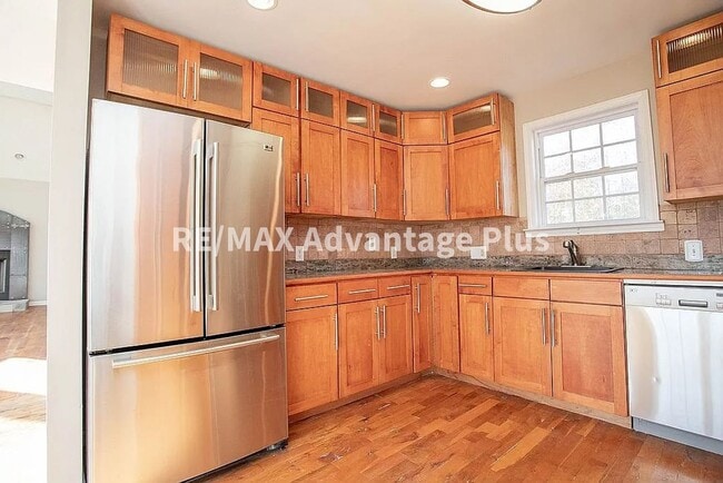 Building Photo - Picturesque 3-Bedroom Home with Cathedral ...