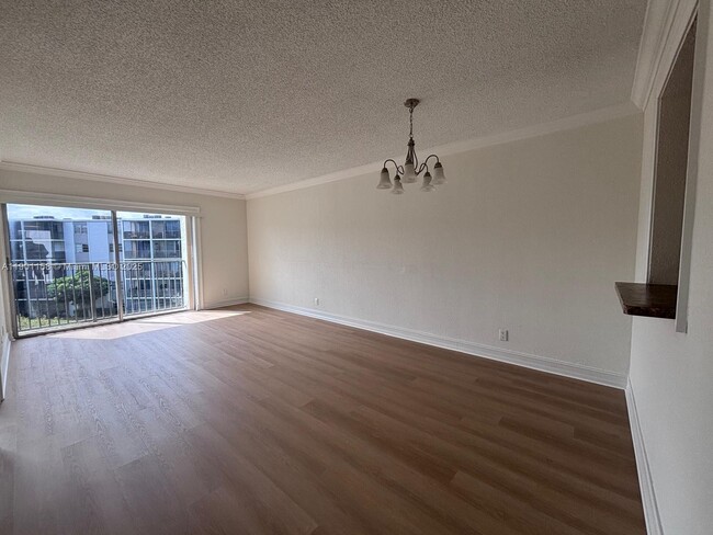 Foto del edificio - 8740 N Sherman Cir