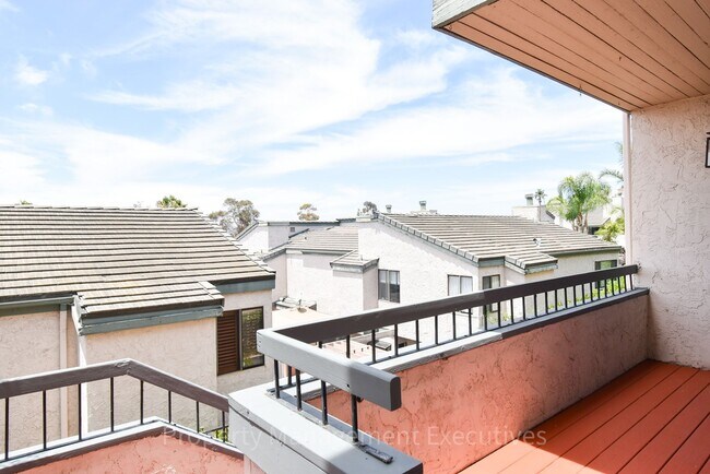 Foto del edificio - Renovated 2 Bedroom, 2.5 Bath Townhome