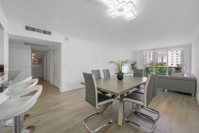 Foto del edificio - 19370 Collins Ave