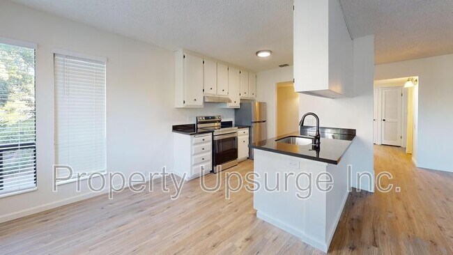 Foto del edificio - 905 Lakeside Dr