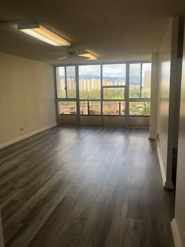 Building Photo - Salt Lake - 2 Bed / 1.5 Bath/ 1 parking Apt