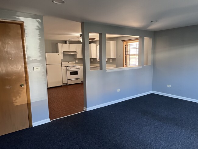 Building Photo - 2417 W Bryn Mawr Ave